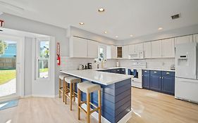 Jacksonville Beach Home - Walk To Beach, Bars & Restaurants - Pet Friendly